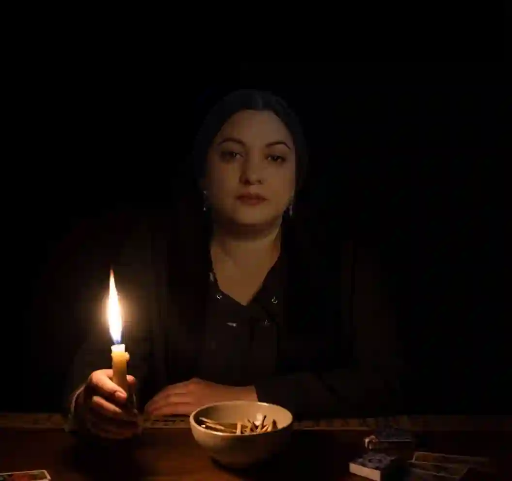 Таролог раскладывает карты